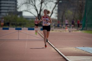 Carla Gonzàlez guanyant medalla als 3.000 m obstacles. Foto Mikel Adell