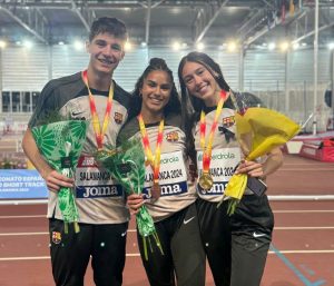 Adrià Ripollès, Jazmín Romeu i Elda Romeva després de rebre les medalles. Foto FCA