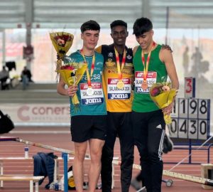 Mathios Rodríguez i Adrian Gómez al podi de 800 m sub 20. Foto FCA