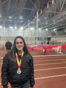 Sílvia Ruiz després de guanyar la medalla a la perxa. Foto Cornellà Atlètic