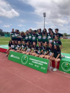 El Cornellà Atlètic en el podi de Campiones de 1a Divisió. Foto club